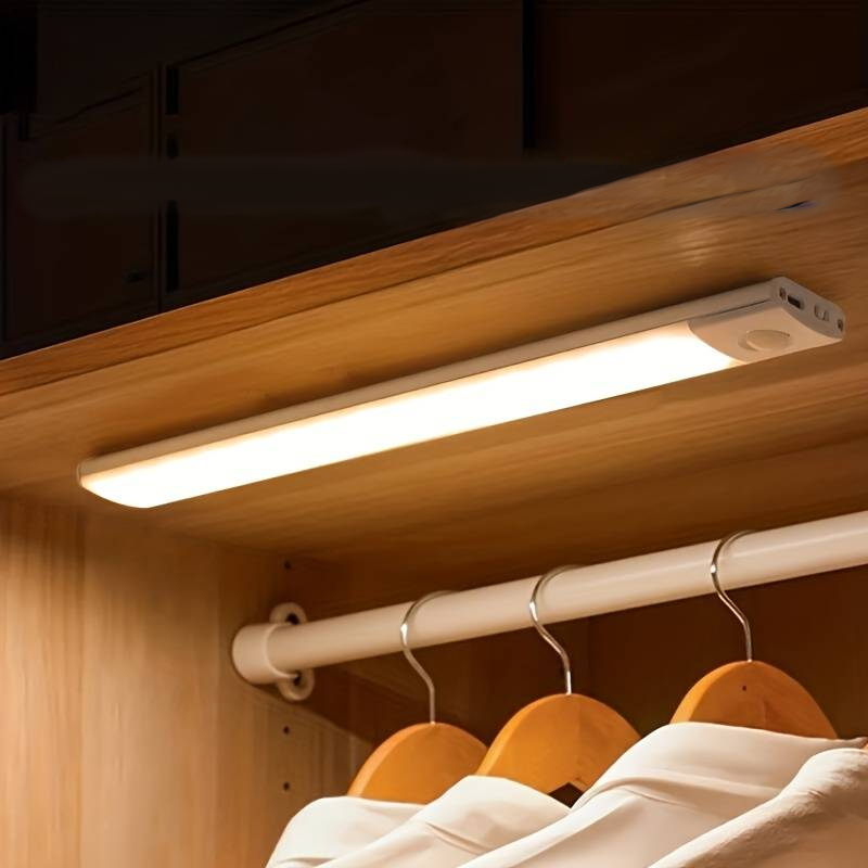 LazyStick kabellose LED Unterbauleuchte mit Bewegungssensor im Kleiderschrank